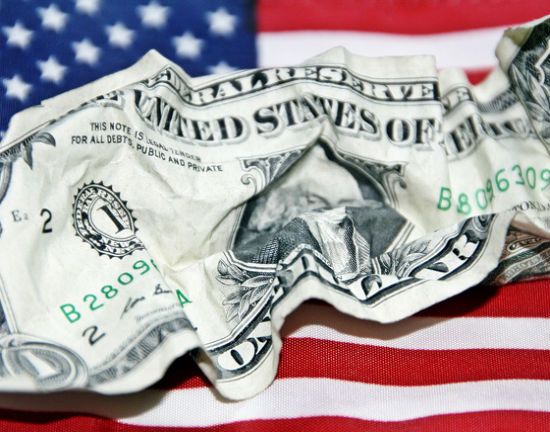 Dolar powinien być pogrążony w kryzysie, ale nie jest