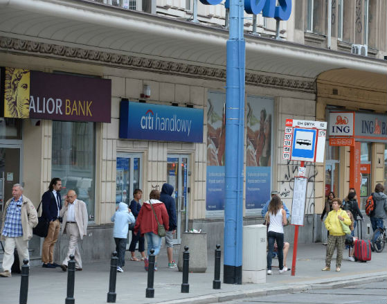 Bankowe oddziały trzymają się, ale zmienią się