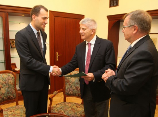 Prof. Marek Belka, prezese Narodowego Banku Polskiego, gości Piotra Araka, laureata I edycji konkursu. 