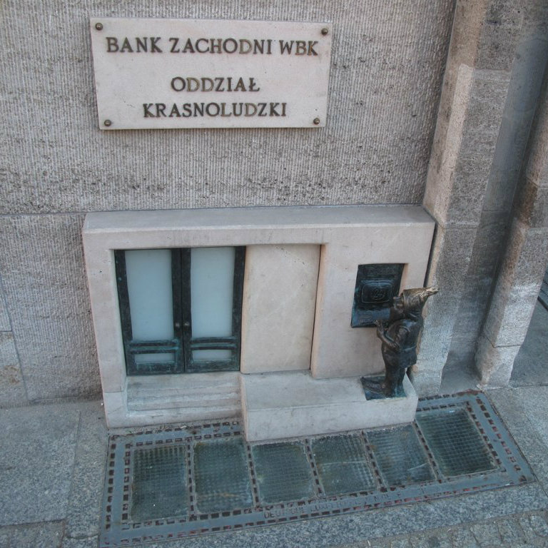 Poland’s central bank: Poles increasingly do without cash