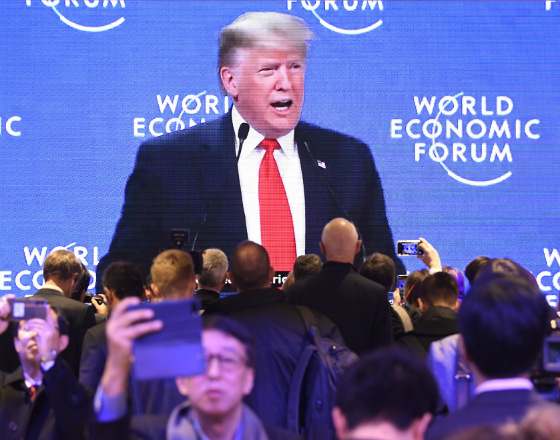 Davos: MFW obniża prognozy wzrostu, a prezydent USA nie wierzy sceptykom