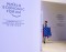 mężczyzna z flagą USA w korytarzu oznakowanym: World Economic Forum