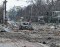 zdjęcie zniszczeń wojennych w Ukrainie - ulica, samochody, fragmenty infrastruktury